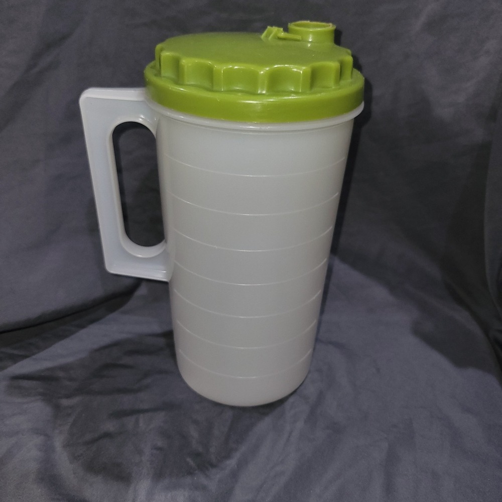 VINTAGE LUSTRO WARE 2 QT PLASTIC PITCHER Avocado Green